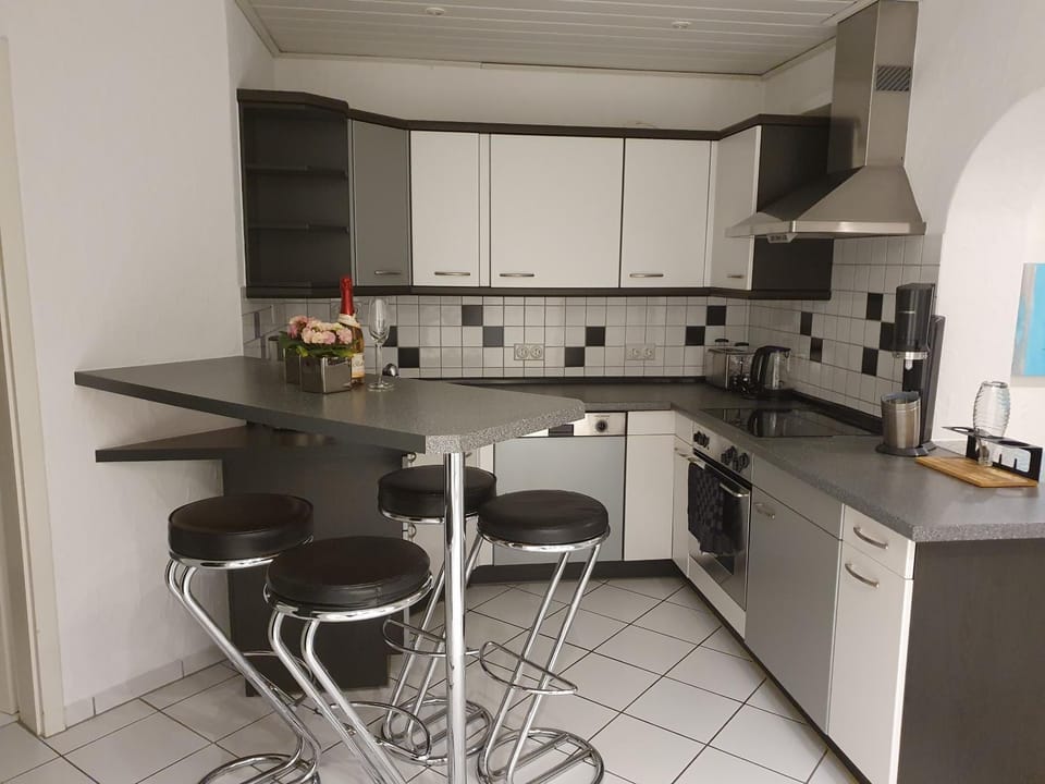 Kitchen or kitchenette, Dining area, dishwasher, minibar, pet friendly, stove