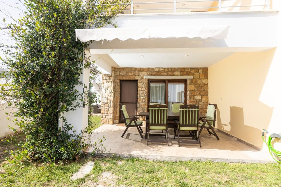 Property building, Patio, Garden, Balcony/Terrace, Dining area, Garden view