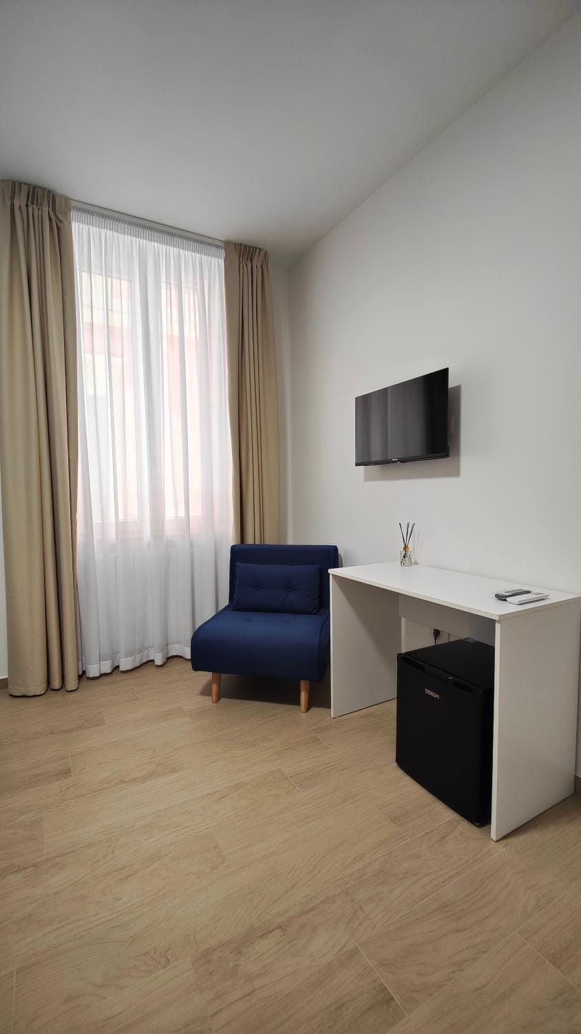 TV and multimedia, Photo of the whole room, Seating area, Bedroom, hair dresser