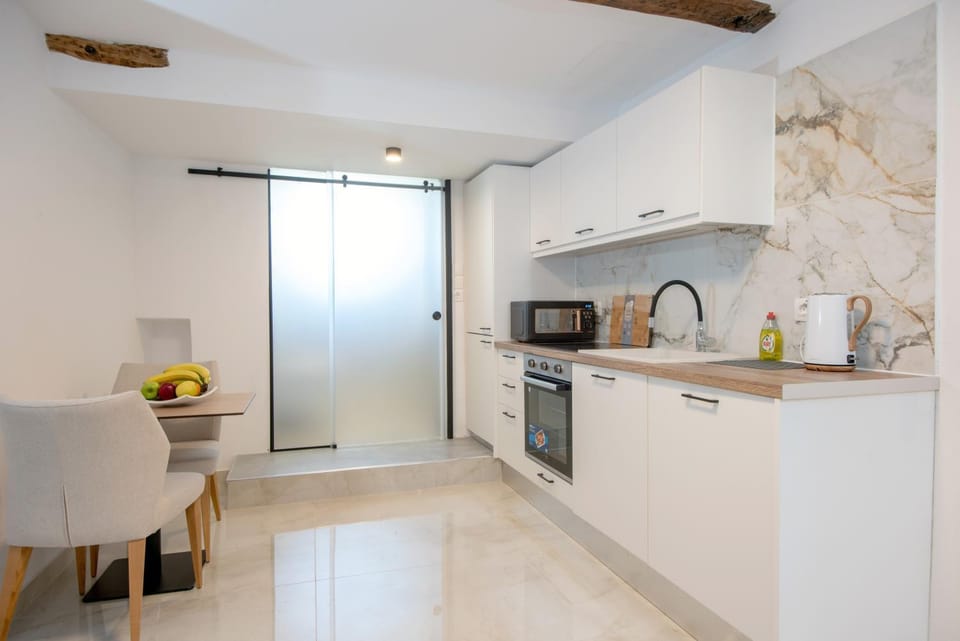 Coffee/tea facilities, Kitchen or kitchenette, Dining area, minibar, oven, pet friendly, stove, toaster, kitchen