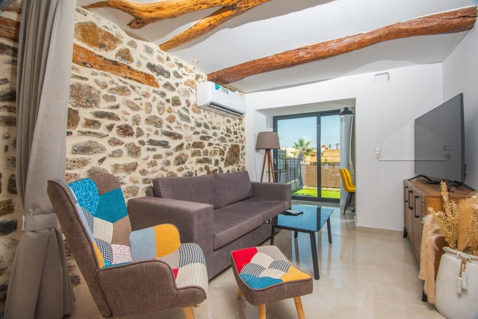 TV and multimedia, Living room, Seating area, Evening entertainment