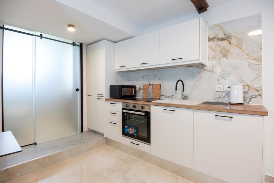 Coffee/tea facilities, Kitchen or kitchenette, minibar, oven, pet friendly, stove, toaster, kitchen