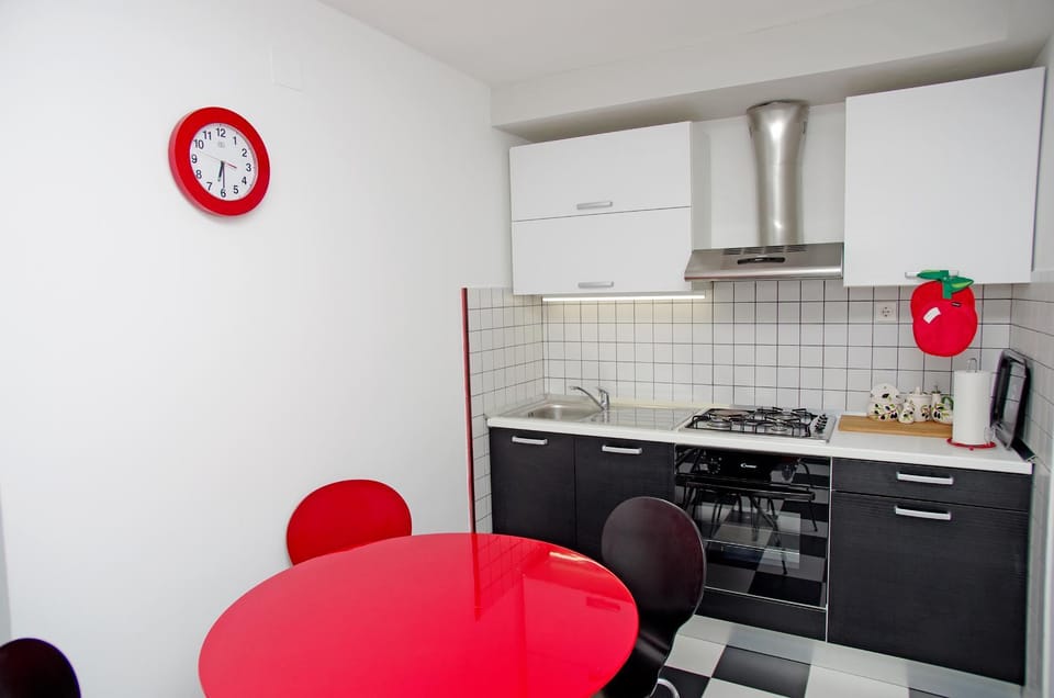 Coffee/tea facilities, Kitchen or kitchenette, Seating area, Dining area