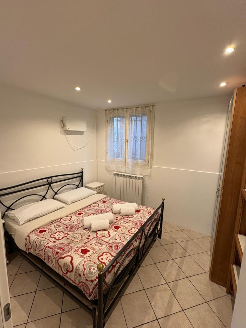 Bed, Photo of the whole room, Bedroom, air conditioner