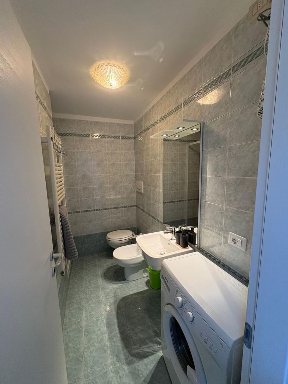 Shower, Toilet, Bathroom, bidet, towels
