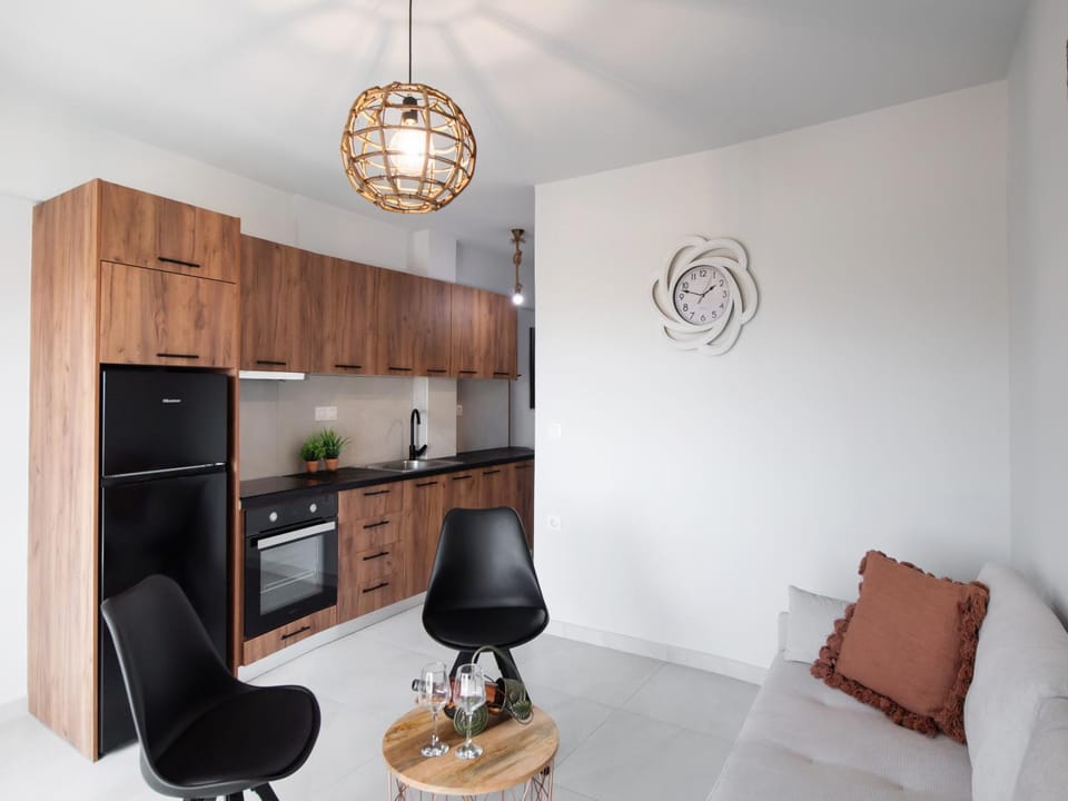 Kitchen or kitchenette, Living room, Seating area, pet friendly, stove