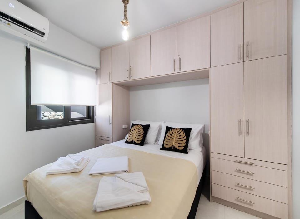 Bedroom, wardrobe, air conditioner