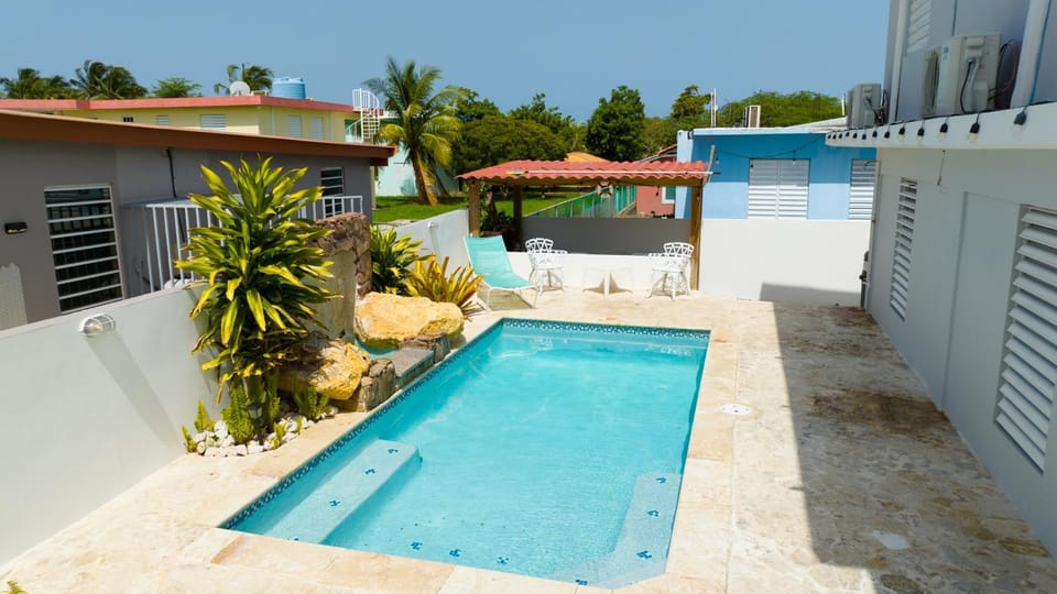R&V Combate Beach House, 2nd Floor with Pool Apartment in Caribbean