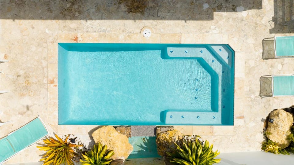 R&V Combate Beach House, 2nd Floor with Pool Apartment in Caribbean