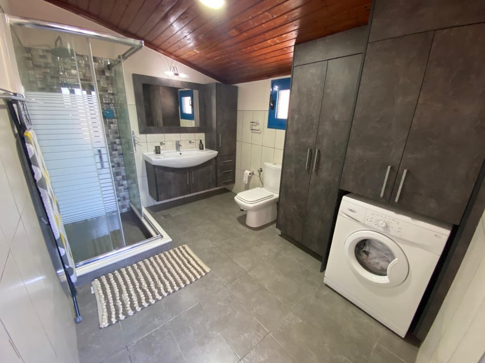 Shower, Toilet, Bathroom, towels, washing machine