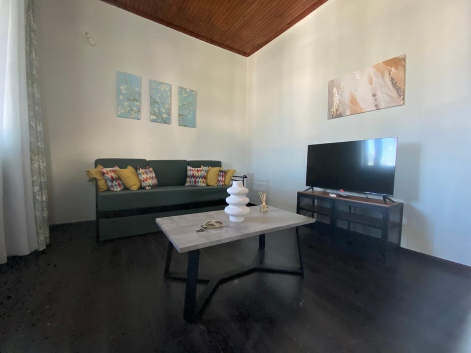 Communal lounge/ TV room, TV and multimedia, Living room, Seating area, Evening entertainment