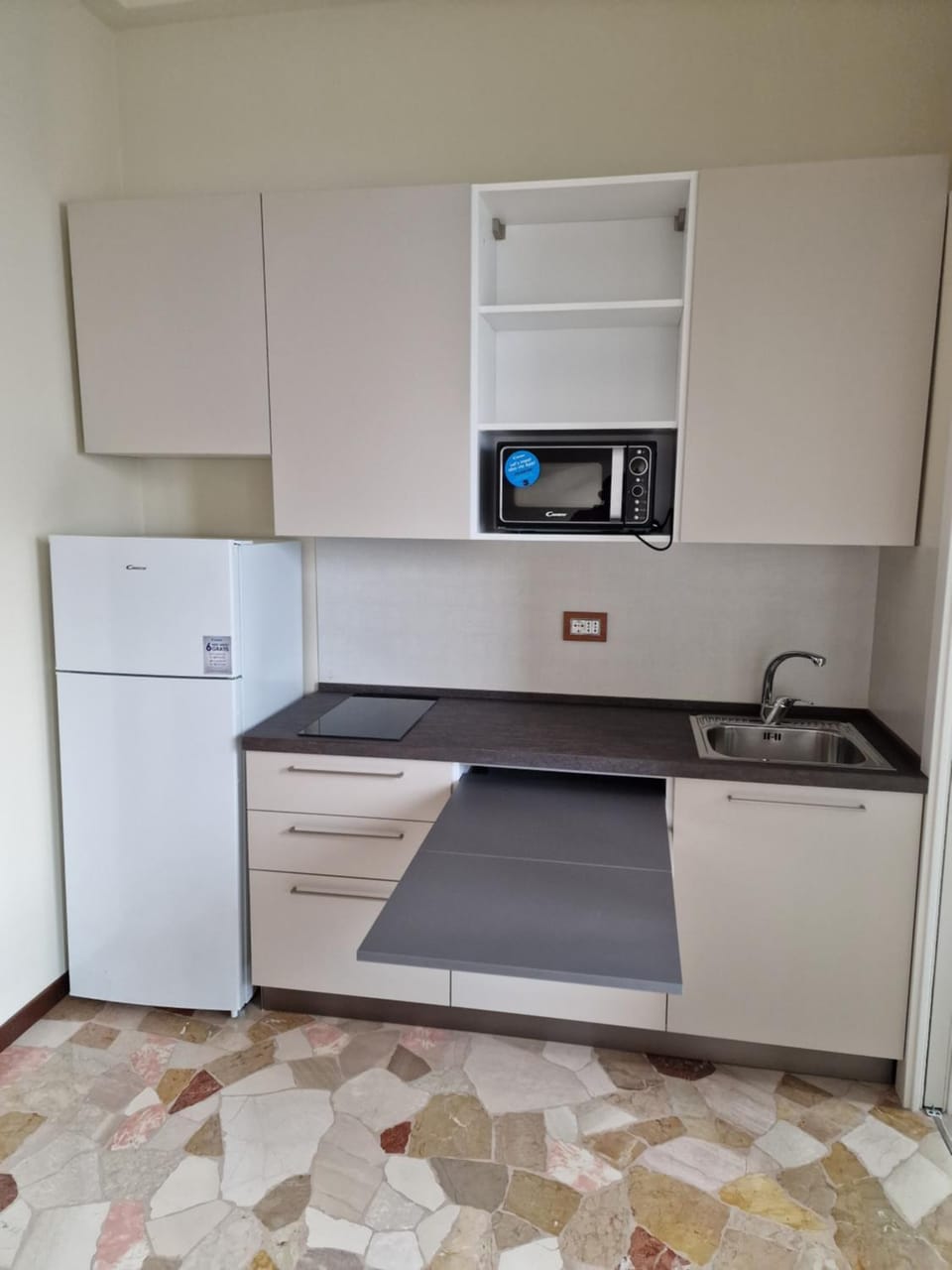 Kitchen or kitchenette, minibar, stove