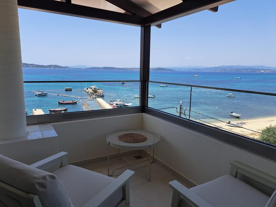 Natural landscape, View (from property/room), Balcony/Terrace, Seating area, Dining area, Sea view