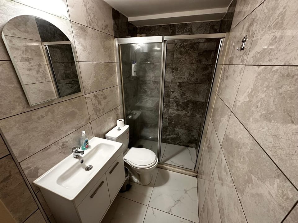 Shower, Toilet