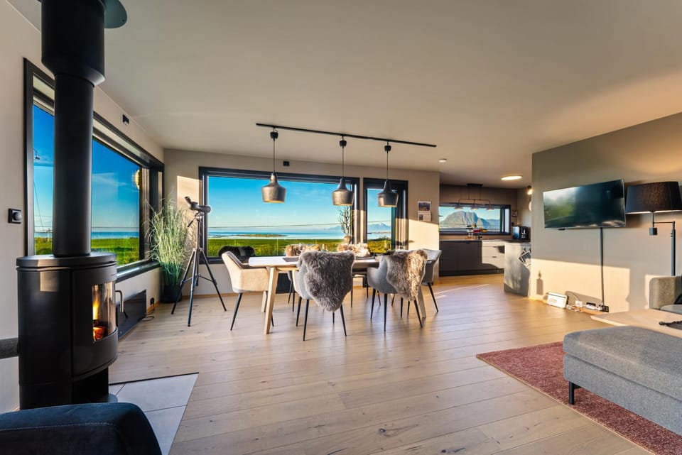 Natural landscape, TV and multimedia, View (from property/room), Living room, Seating area, Dining area, Sea view