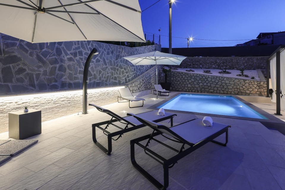 Balcony/Terrace, Pool view, sunbed