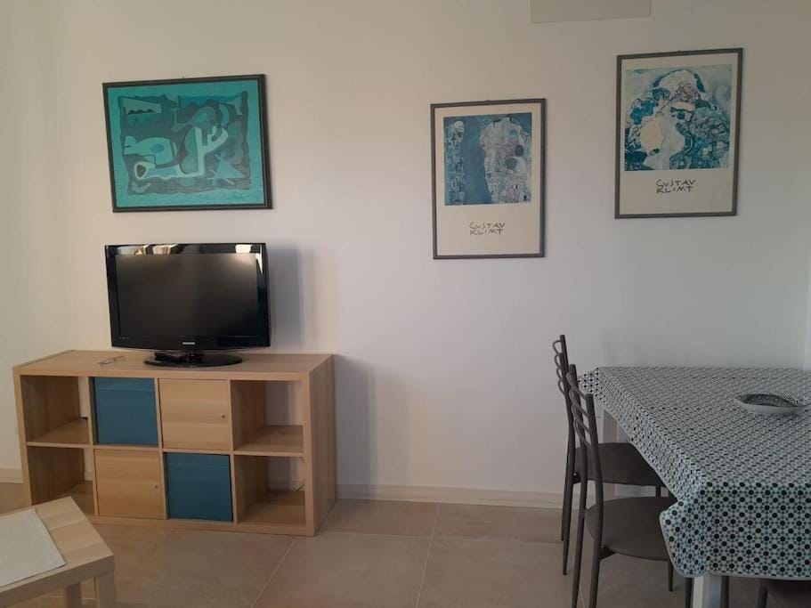 Day, Living room