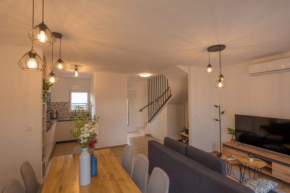TV and multimedia, Kitchen or kitchenette, Living room, Dining area, air conditioner