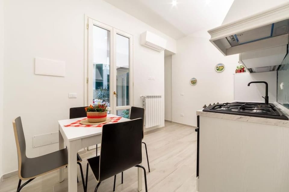 Kitchen or kitchenette, Dining area, stove