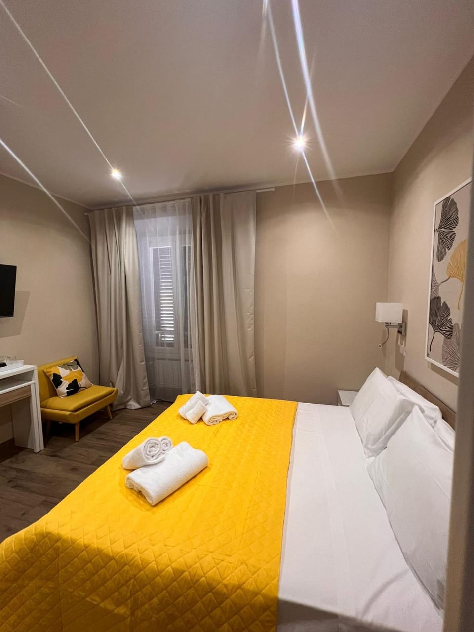 Bed, TV and multimedia, Photo of the whole room, Bedroom