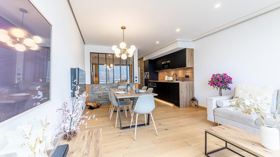 Kitchen or kitchenette, Living room, Seating area, Dining area