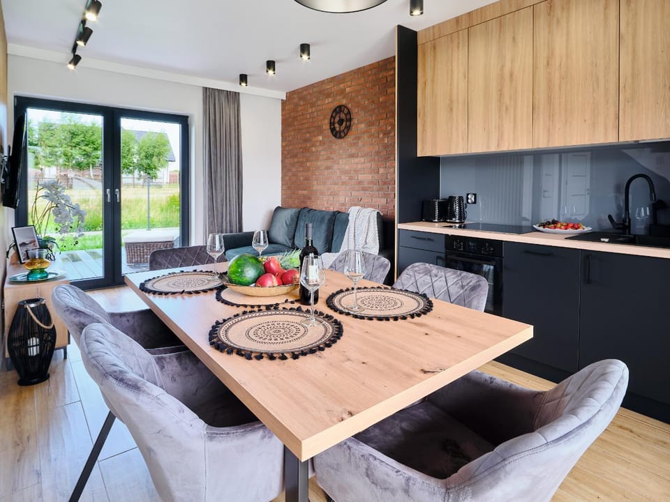 Kitchen or kitchenette, Living room, Seating area, Dining area