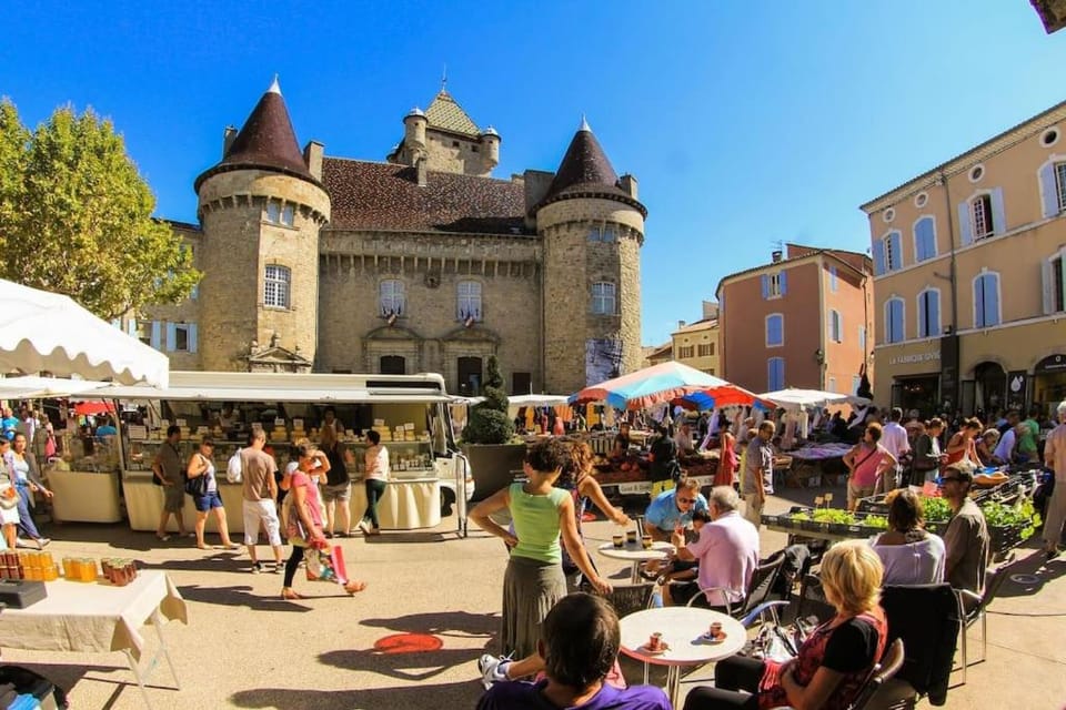 Nearby landmark, City view, Location