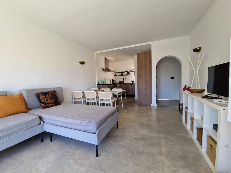 Airy 3br, AC, Garden, 2min Strip, 8min Oura Beach Apartment in Albufeira