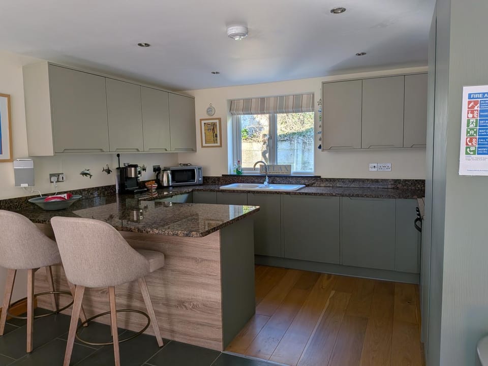 Karrek View - Trebarwith Strand (Sleeps 8-10) House in England