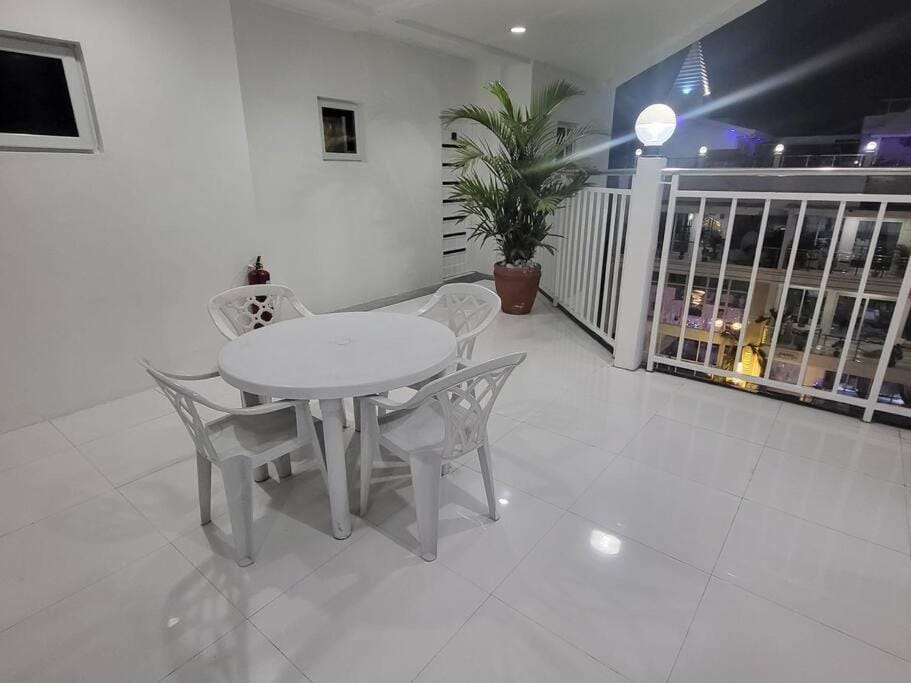 Sheryll Escapes - Kandi Posh 1BR with King bed, fibre Wi-Fi & Free housekeeping Apartment in Angeles