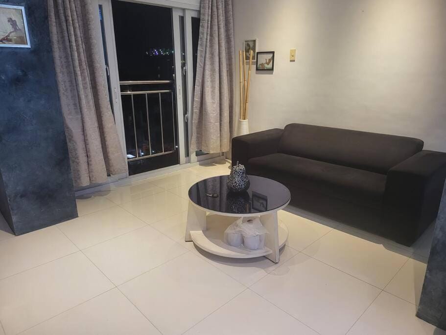 Sheryll Escapes - Kandi Posh 1BR with King bed, fibre Wi-Fi & Free housekeeping Apartment in Angeles