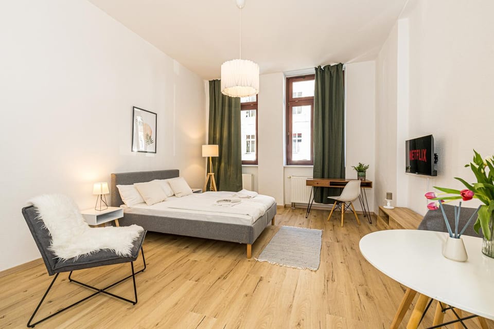 Bed, Living room, Photo of the whole room, Seating area