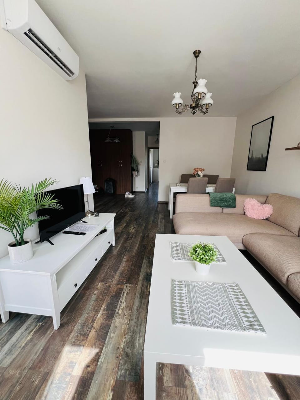 TV and multimedia, Living room, Seating area, Dining area, air conditioner