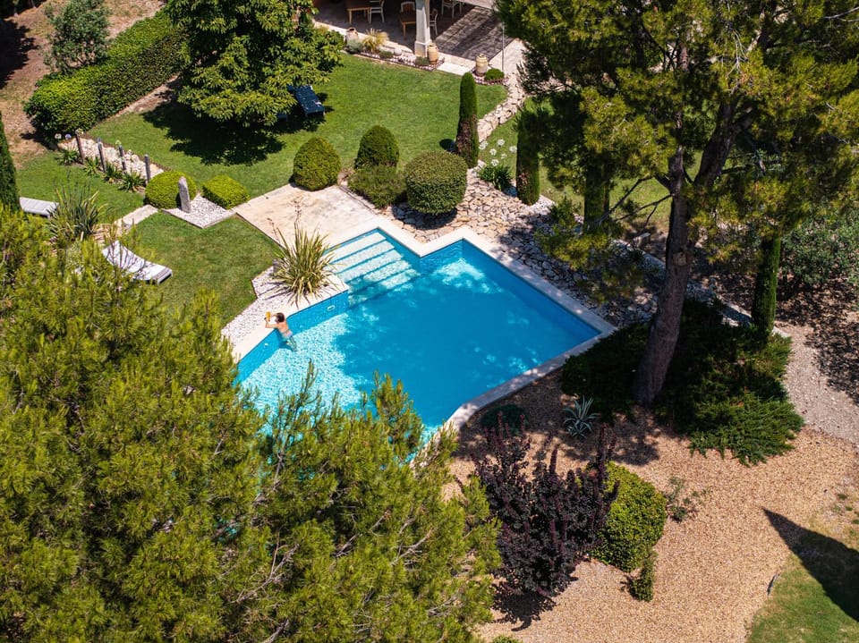 LE CLOS DES CYPRES - Maison d'hôtes de Charme - Diner Gourmet & Bien-être Bed and Breakfast in Graveson