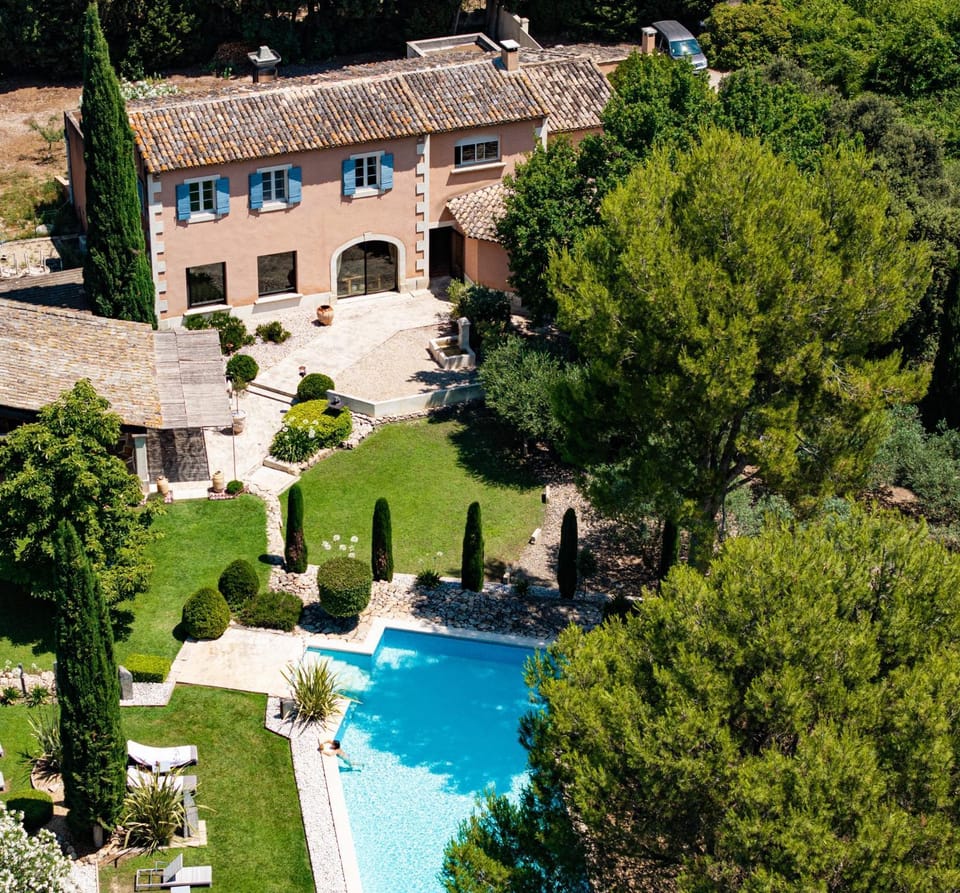 LE CLOS DES CYPRES - Maison d'hôtes de Charme - Diner Gourmet & Bien-être Bed and Breakfast in Graveson