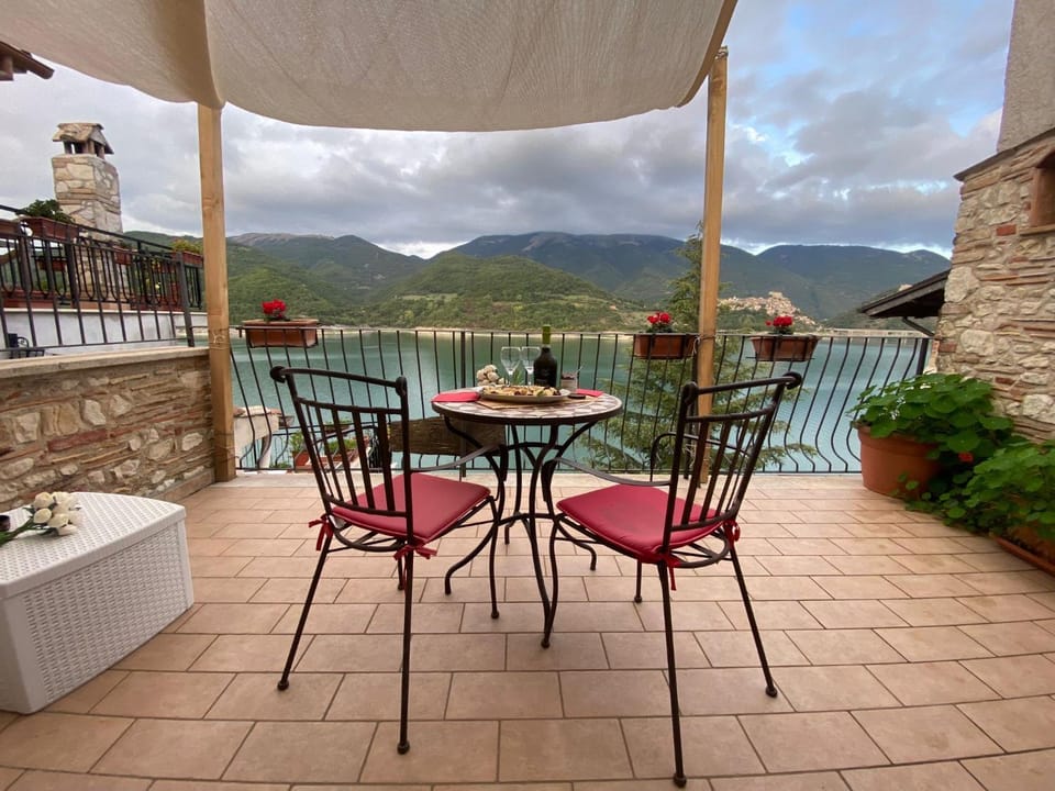 Balcony/Terrace, Dining area, Mountain view