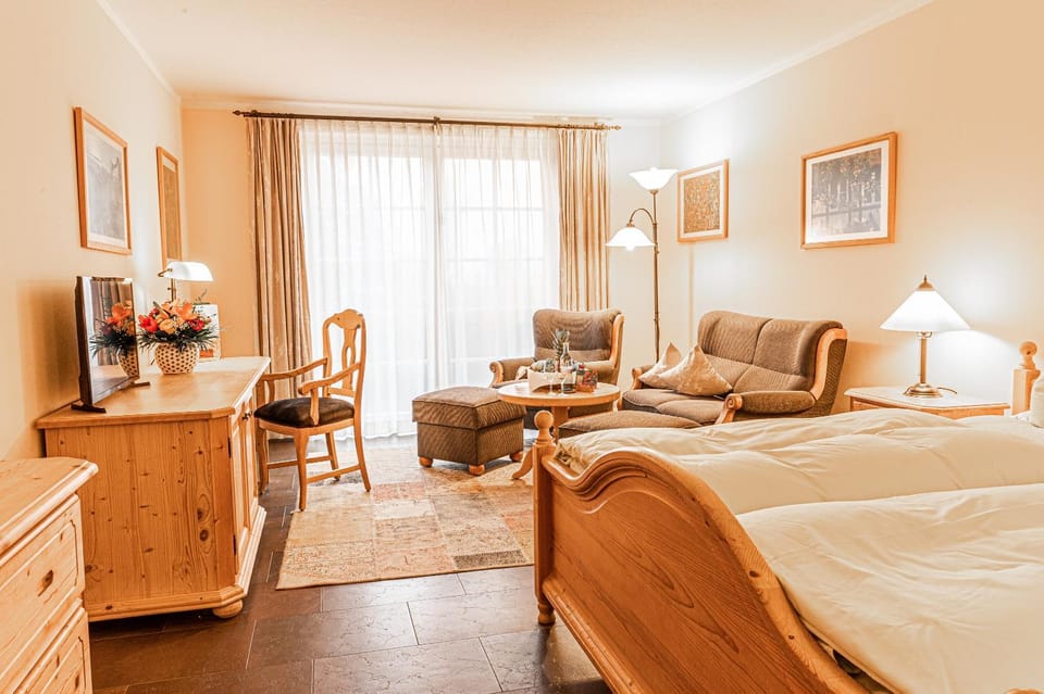 Living room, Photo of the whole room, Seating area, Bedroom