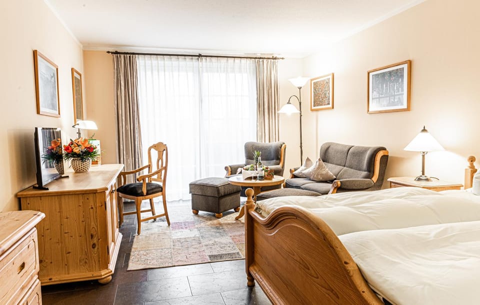 Bed, TV and multimedia, Living room, Photo of the whole room, Seating area, Bedroom