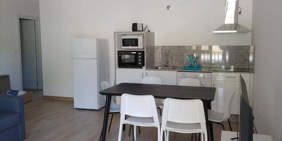 Kitchen or kitchenette, Living room, Dining area, minibar, pet friendly, stove, toaster