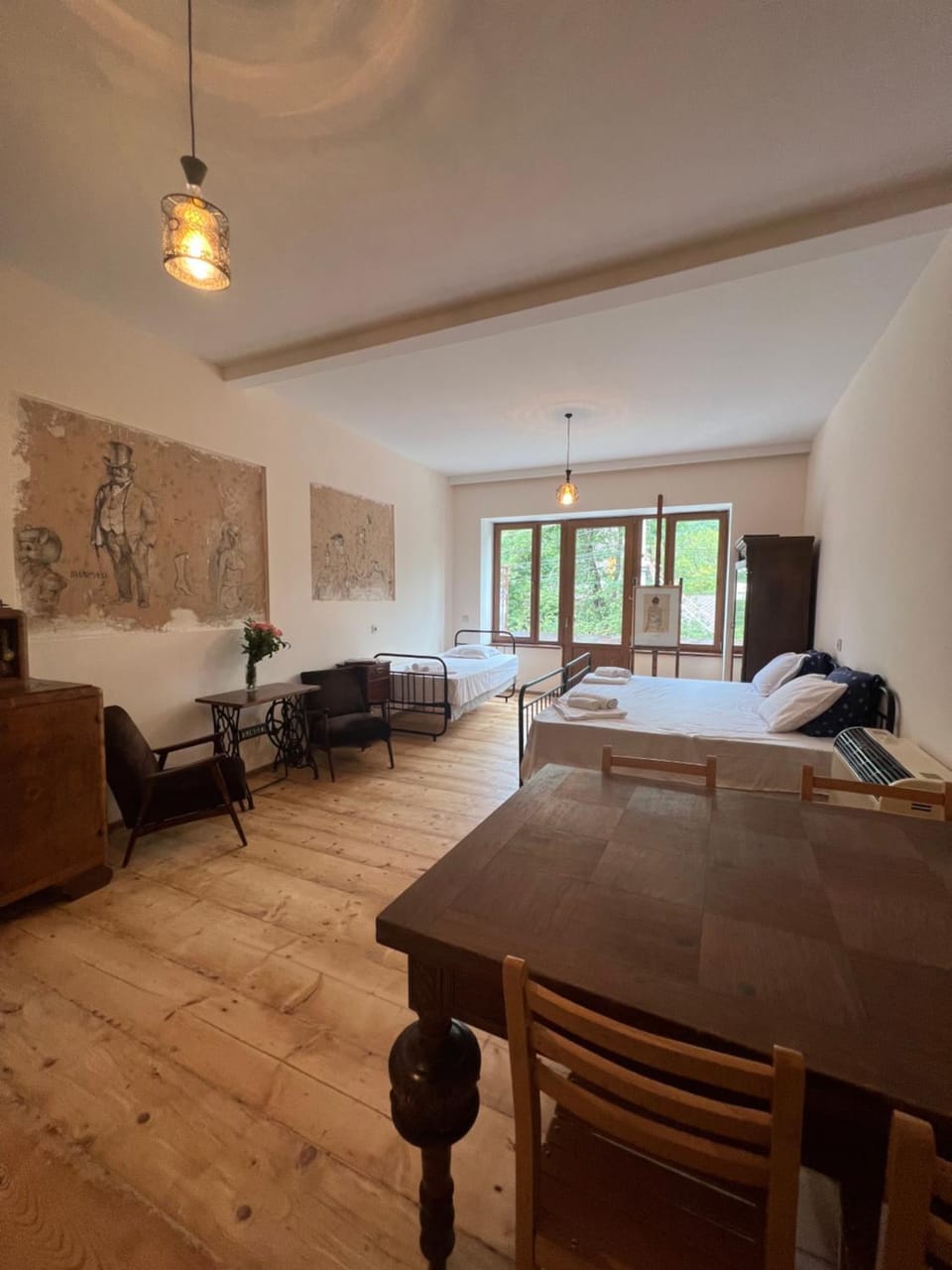 Bed, Living room, Photo of the whole room, Seating area, Dining area, Bedroom