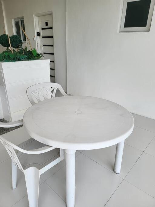 Sheryll Escapes - Kandi comfortable 1bedroom, king bed, housekeeping Apartment in Angeles