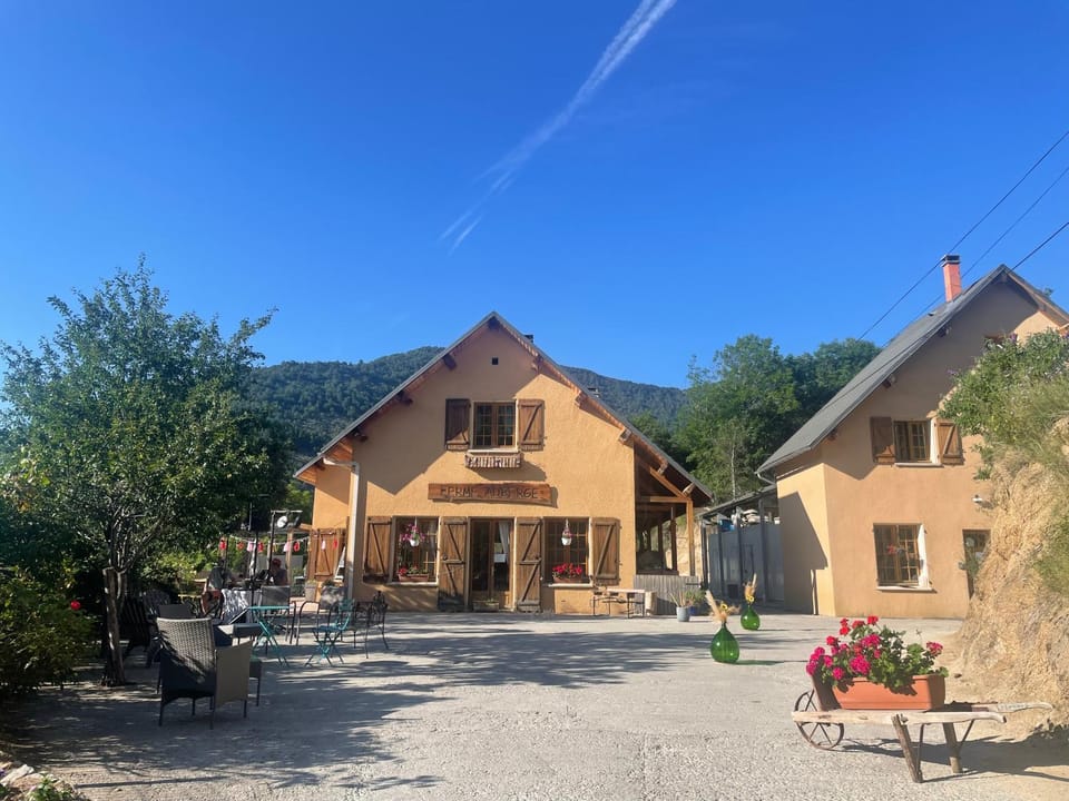 Ferme-auberge le cochon du Madres Bed and Breakfast in Occitanie