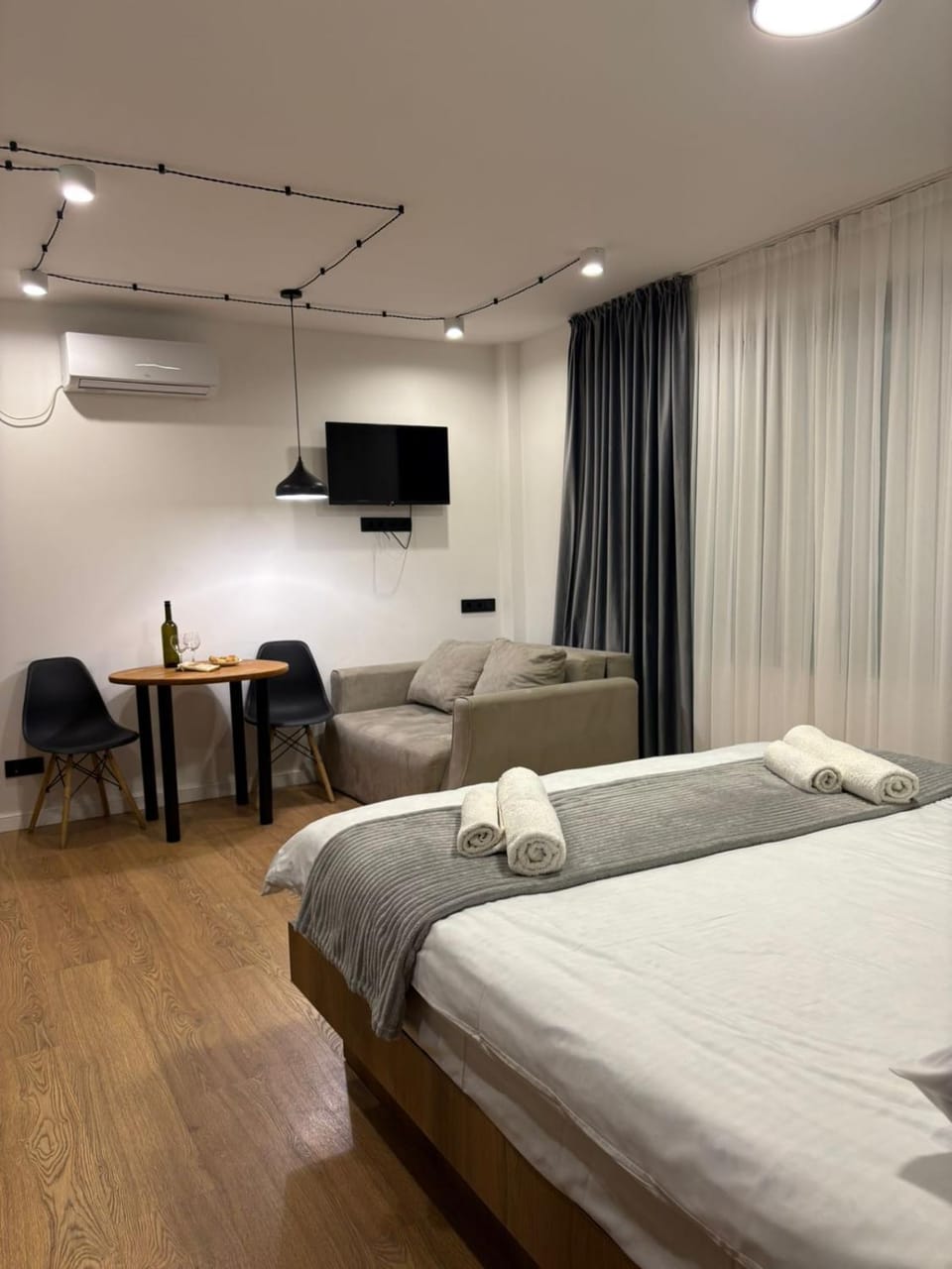 Bed, TV and multimedia, Seating area, air conditioner