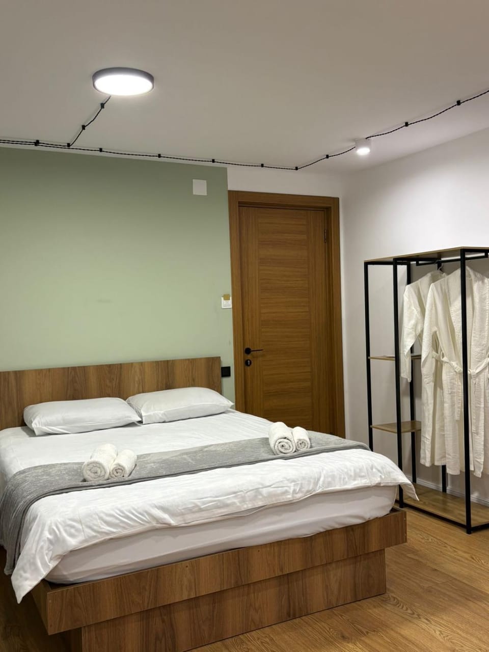 Bed, towels