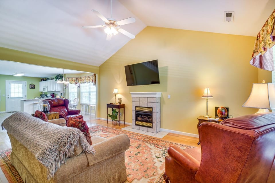 Pigeon Forge Home w/ Deck & Hot Tub Near Town! House in Pigeon Forge
