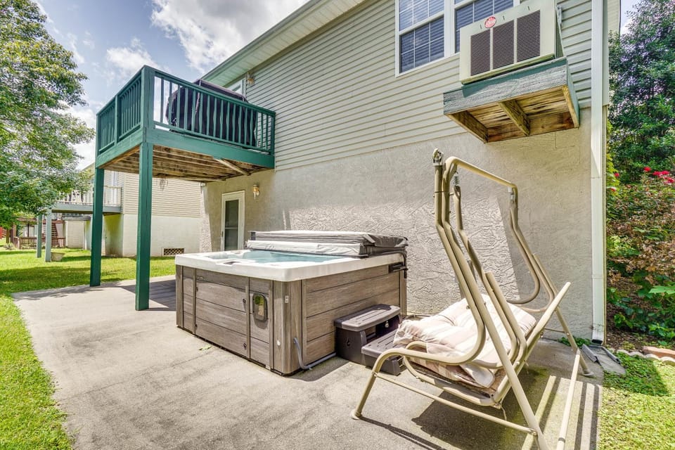 Pigeon Forge Home w/ Deck & Hot Tub Near Town! House in Pigeon Forge