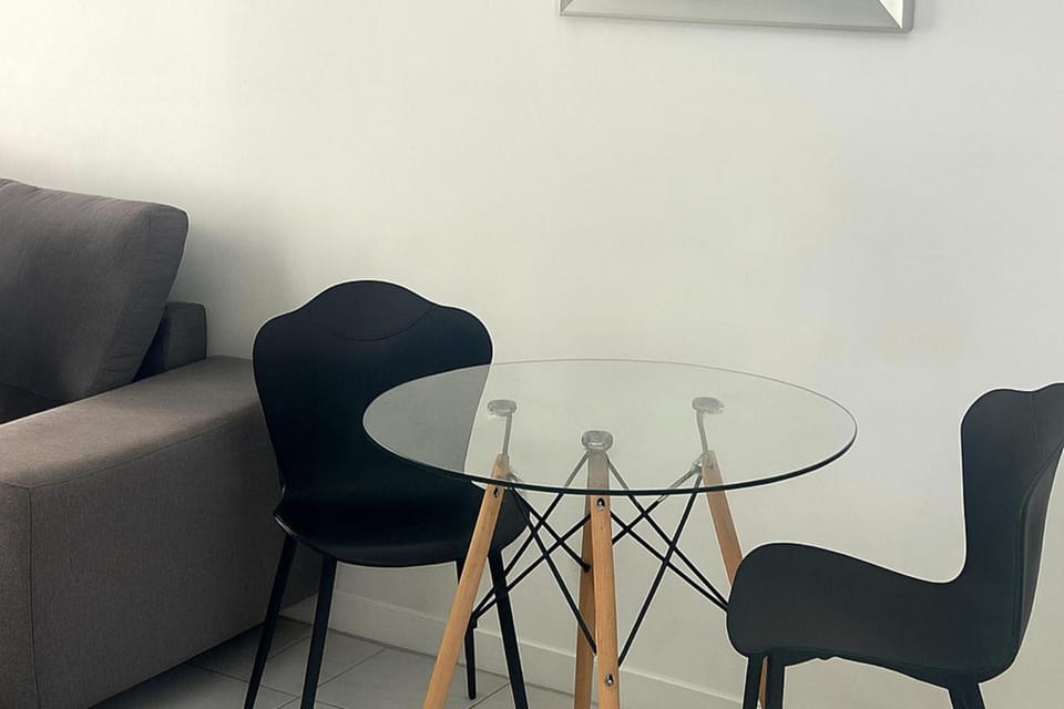 1 Bed Apartment Sleeps 4 with Free Parking Apartment in Kingston