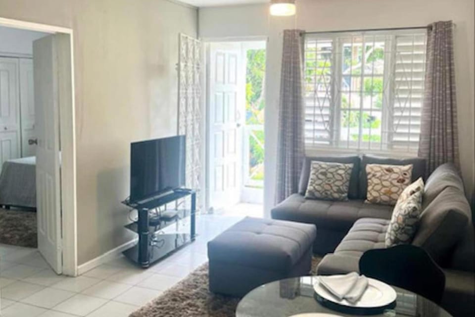 1 Bed Apartment Sleeps 4 with Free Parking Apartment in Kingston