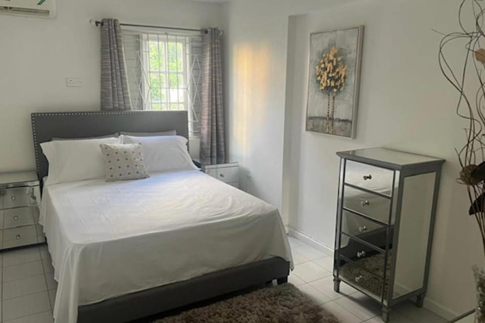 1 Bed Apartment Sleeps 4 with Free Parking Apartment in Kingston