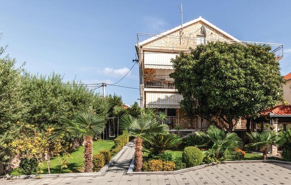 Property building, Patio, Garden, Balcony/Terrace, Garden view